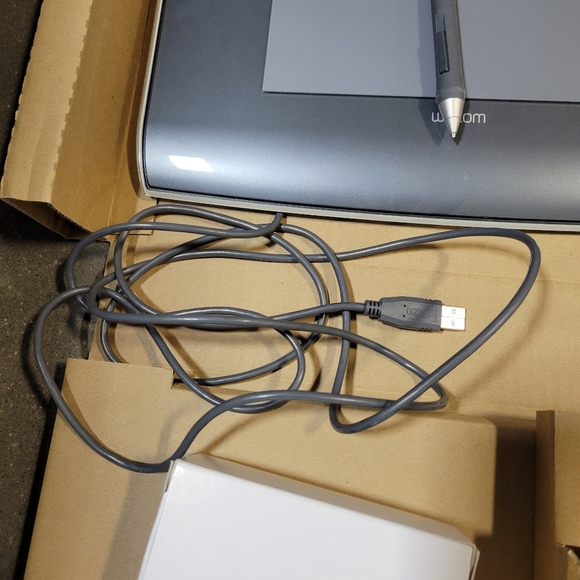 Wacom intuos3 9x12 Graphics Pen Tablet W/ Pen And Mouse - Picture 11 of 12